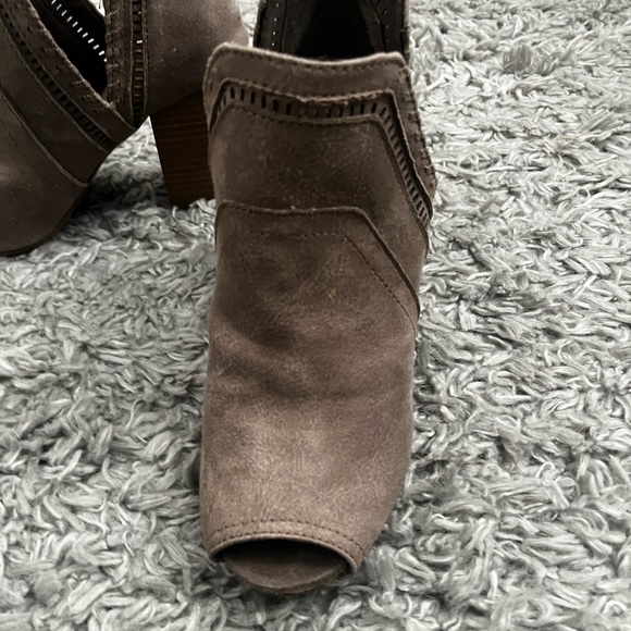 Fergilicious taupe open toe cut out ankle booties size 7 - Picture 3 of 10
